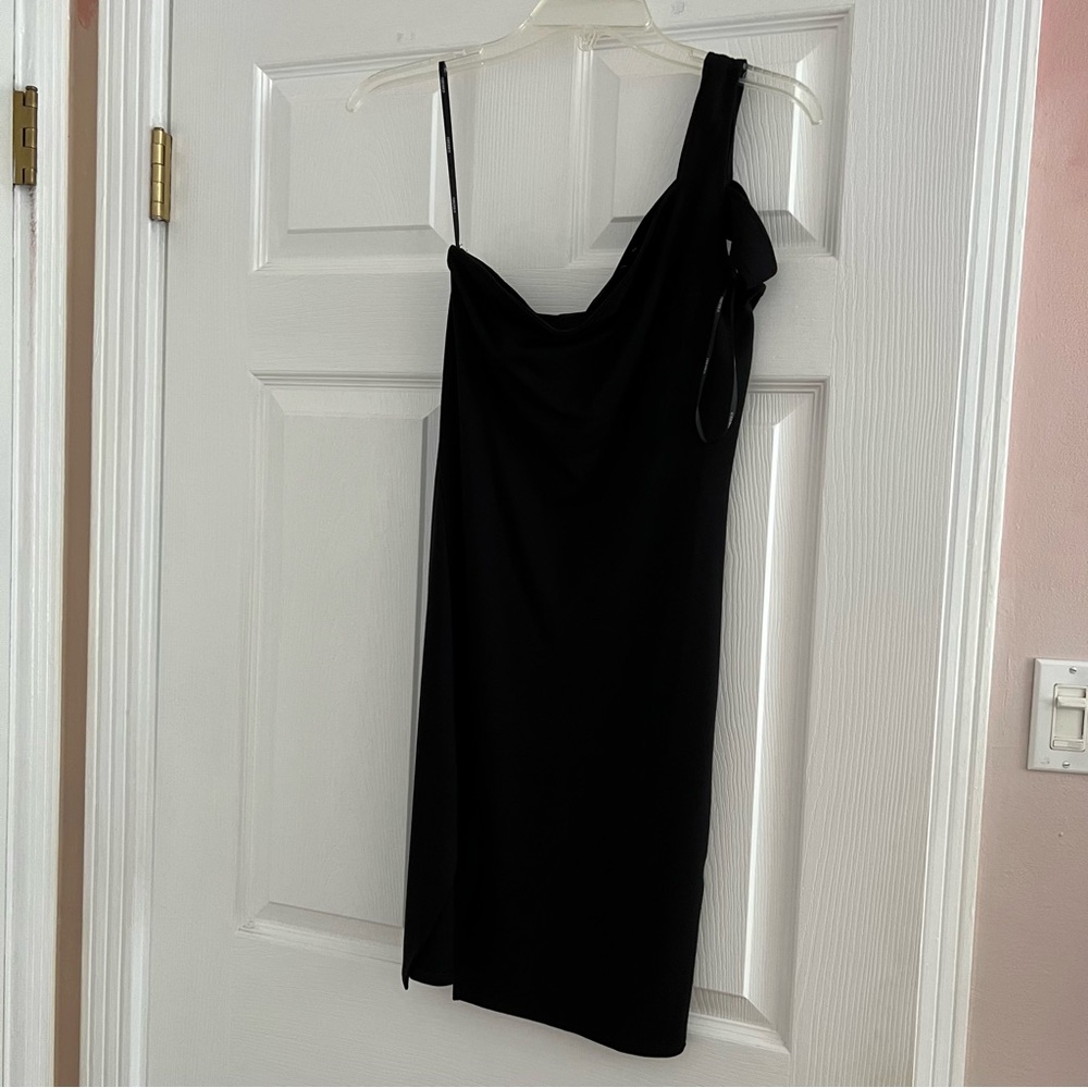 Black bodycon one shoulder dress